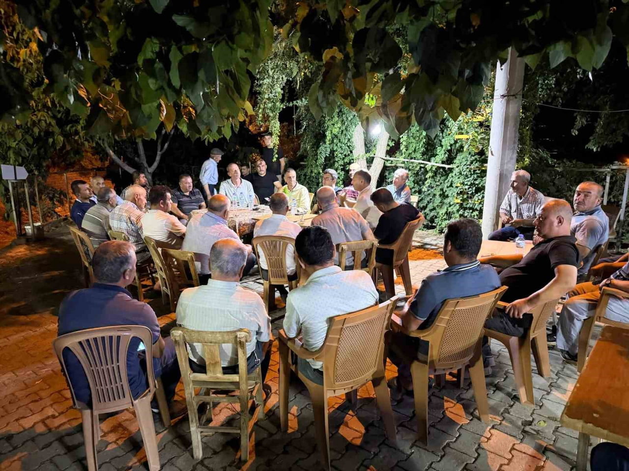 AYDIN'IN YENİPAZAR İLÇESİNDE BELEDİYE BAŞKANI MALİK ERCAN, HACIKÖSELER MAHALLESİ'NDE VATANDAŞLARLA...