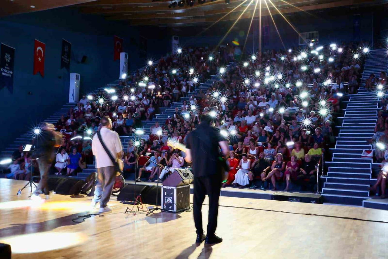 AYDIN BÜYÜKŞEHİR BELEDİYESİ TARAFINDAN DÜZENLENEN ‘YAZ KONSERLERİ’ SÜRÜYOR. KENTİN DÖRT BİR...