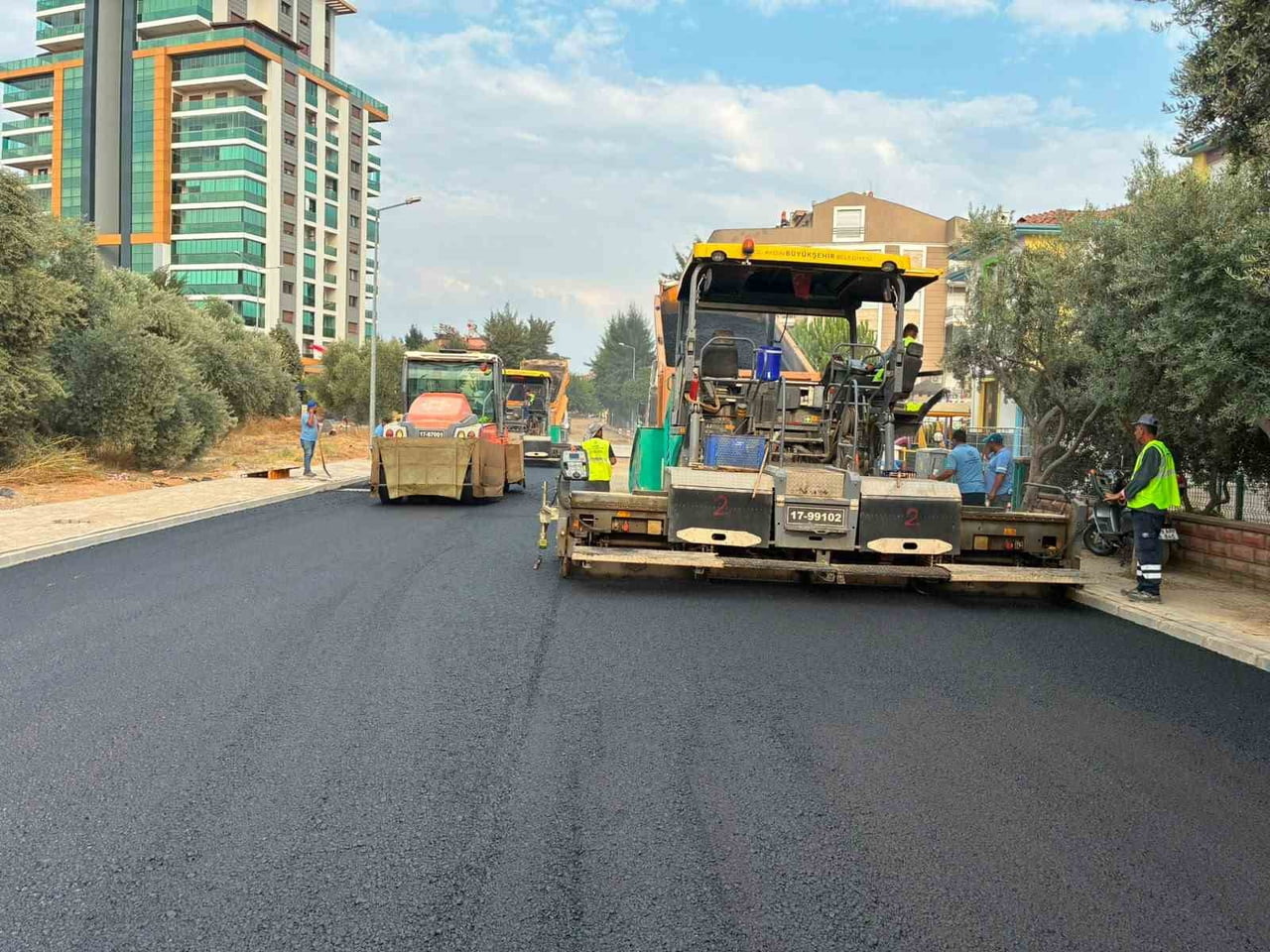 AYDIN BÜYÜKŞEHİR’İN YOL ÇALIŞMALARI SÜRÜYOR