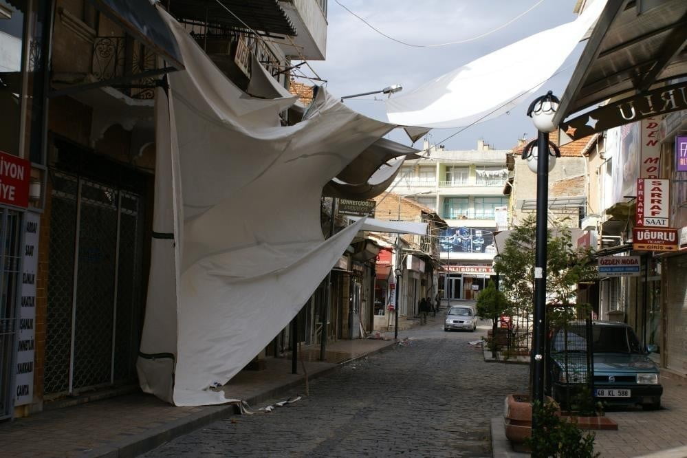 AYDIN’DA BUGÜN HAVA SICAKLIĞININ 37 DERECEYE KADAR YÜKSELMESİ BEKLENİRKEN, ÖĞLE SAATLERİNDEN...