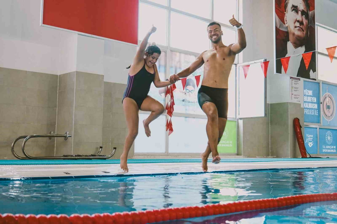 AYDIN’DA ÖZEL SPORCULAR, PINARBAŞI YÜZME HAVUZU’NDA DÜZENLENEN ÇALIŞMALARLA YÜZME SPORUYLA...