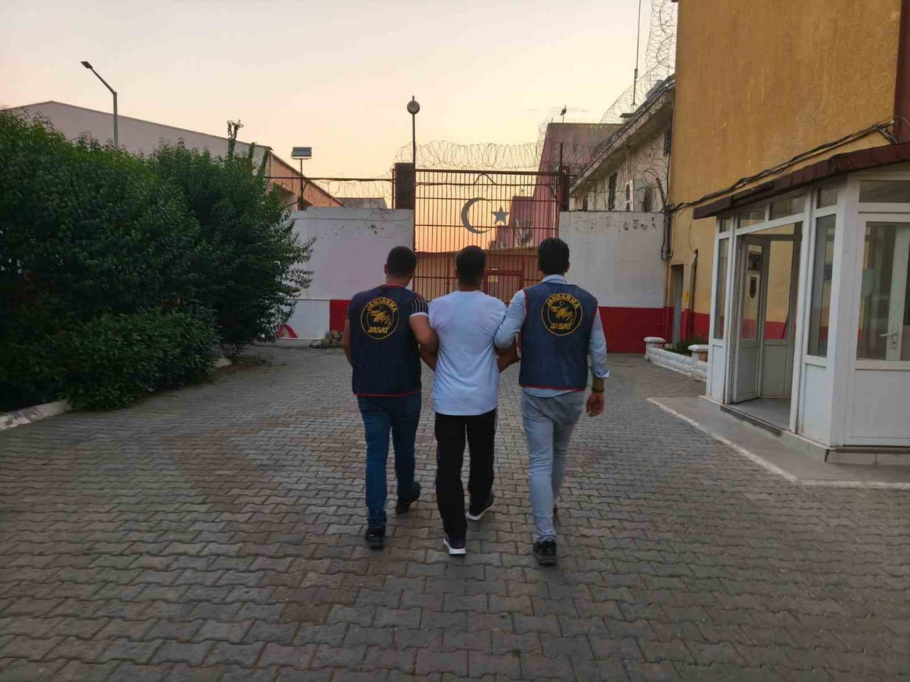 AYDIN’IN EFELER İLÇESİNDE, HAKKINDA 22 YIL 1 AY 26 GÜN KESİNLEŞMİŞ HAPİS CEZASI BULUNAN HÜKÜMLÜ...