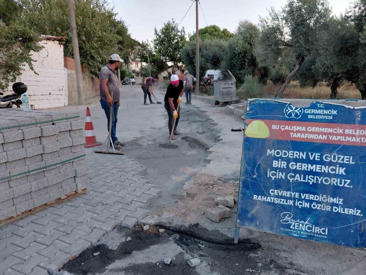 AYDIN’IN GERMENCİK İLÇESİNDE BELEDİYE EKİPLERİNİN YOL BAKIM, ONARIM VE DÜZENLEME ÇALIŞMALARI DEVAM...
