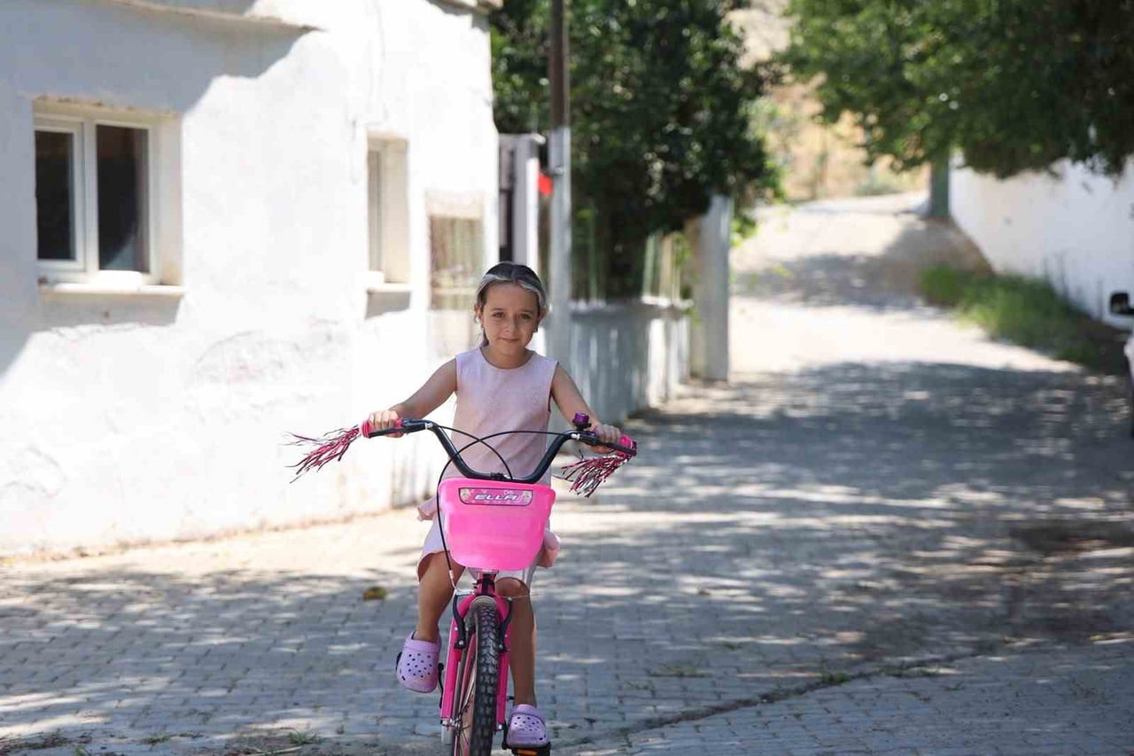 AYDIN’IN KOÇARLI İLÇESİNDE YANGINDA EVLERİ ZARAR GÖREN SABACAN AİLESİNİN KÜÇÜK KIZI HAZAL’IN ÇOK...