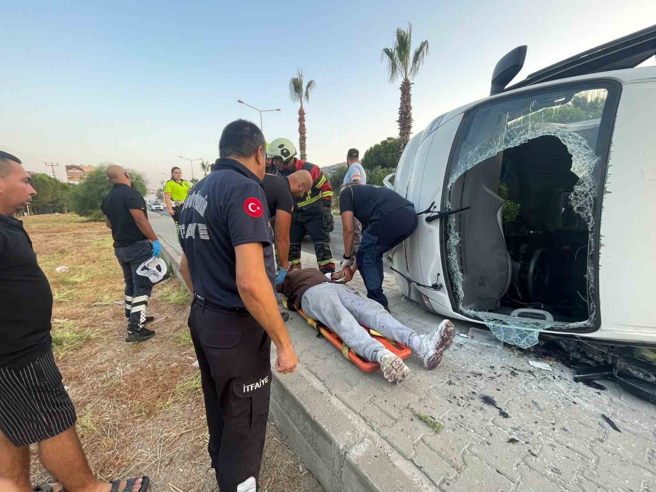 AYDIN’IN KUŞADASI İLÇESİNDE MEYDANA GELEN TRAFİK KAZASINDA, İDDİAYA GÖRE DİREKSİYON BAŞINDA UYUYAN...