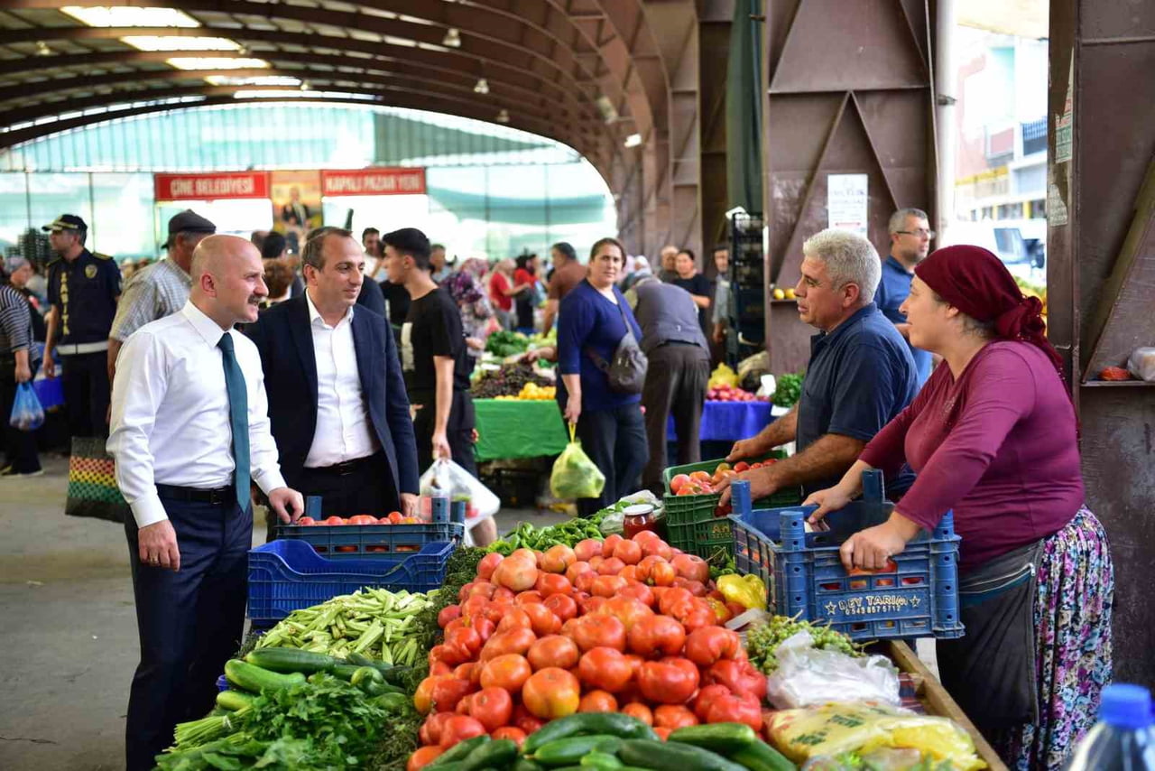 AYDIN VALİSİ DR. OSMAN VAROL, ÇİNE İLÇESİNDE KURULAN HALK PAZARINI ZİYARET EDEREK PAZARCI ESNAFI...