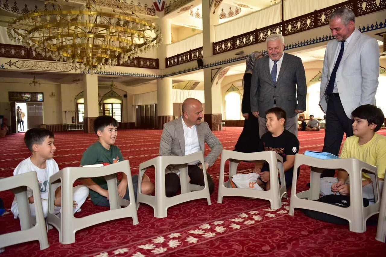 AYDIN VALİSİ DR. OSMAN VAROL, EFELER İLÇESİNDE BULUNAN EMİR SULTAN CAMİİ YAZ KUR’AN KURSU’NU...
