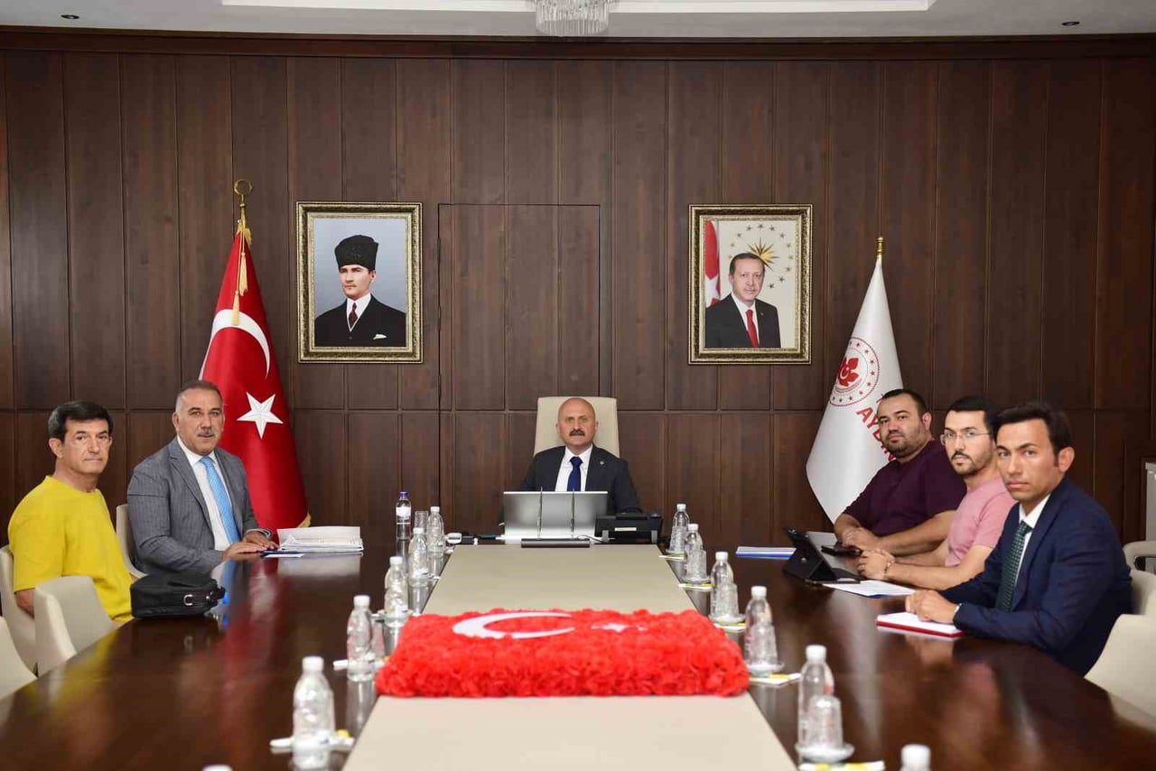 AYDIN VALİSİ DR. OSMAN VAROL, GENÇLİK VE SPOR İL MÜDÜRLÜĞÜ YETKİLİLERİYLE BİR ARAYA GELEREK YAPIMI...