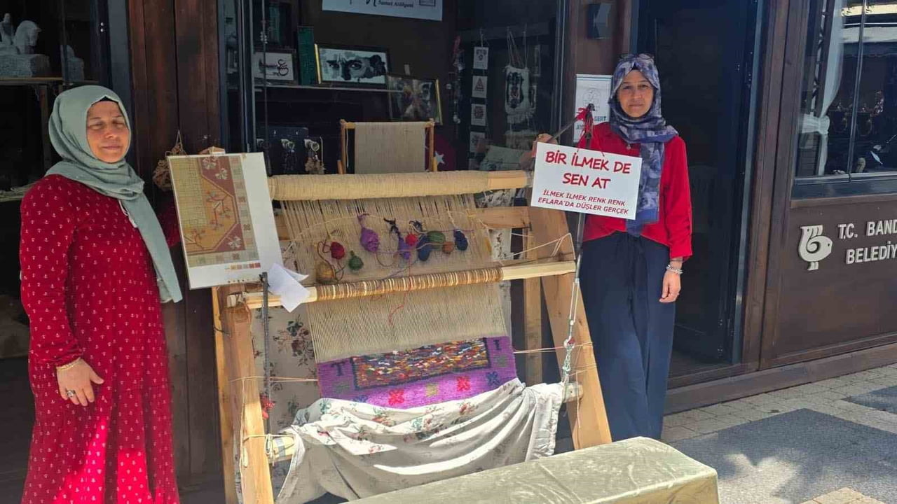 AYŞE ÇINAR (SOLDA) VE HÜLYA SERT (SAĞDA), UNUTULMAYA YÜZ TUTMUŞ GELENEKSEL HALI DOKUMA SANATINI...