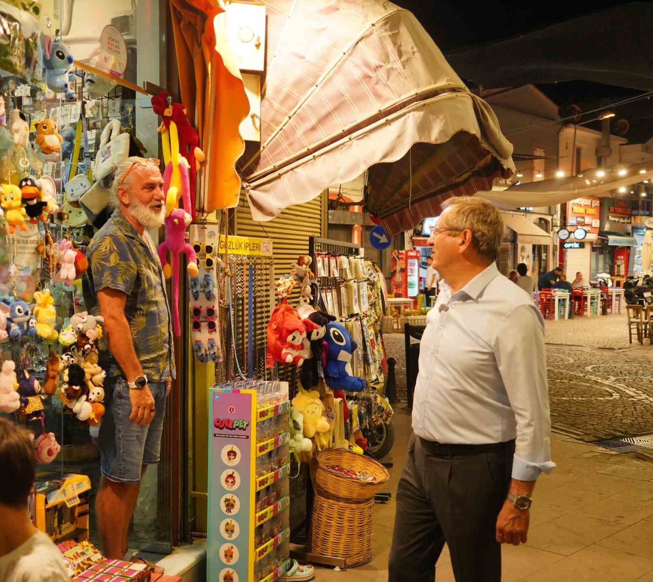 AYVALIK BELEDİYE BAŞKANI MESUT ERGİN, EŞİ CANAN ERGİN İLE BİRLİKTE GECE PAZARINI ZİYARET EDEREK...