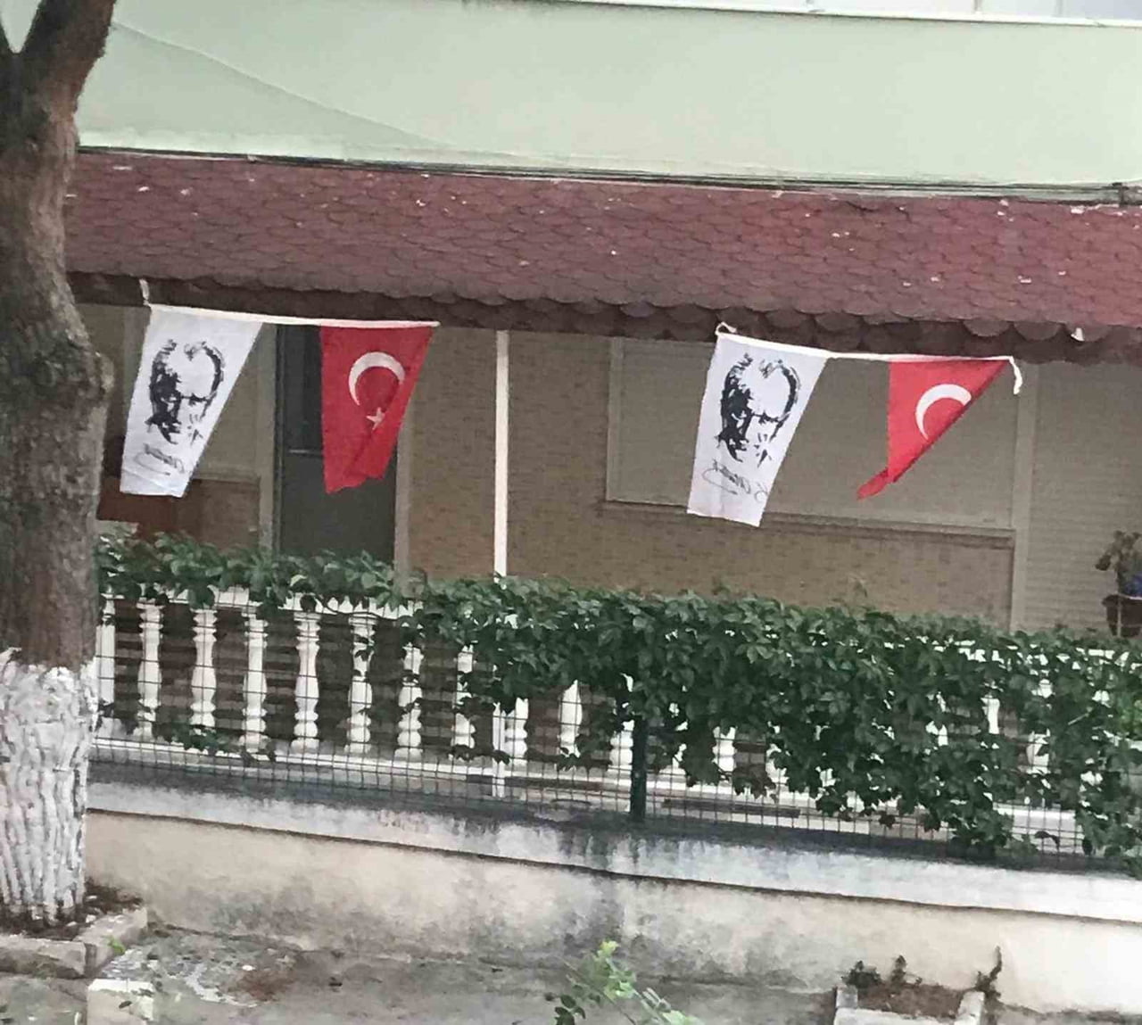 AYVALIK-SARIMSAKLI’DA ATATÜRK VE CUMHURİYET SEVGİSİ SOKAĞA TAŞIYOR