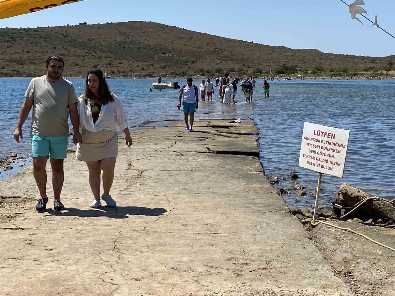 AYVALIK’TA BİNLERCE TURİSTİN DENİZE YÜRÜYEREK GEÇTİĞİ BOĞAZDA CAN GÜVENLİĞİ YOK!