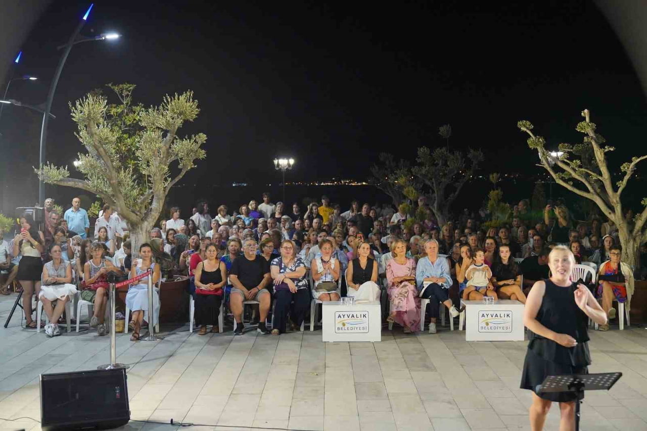 AYVALIK’TA TARİHİ GÜMRÜK MEYDANI SANATSEVERLERİN BULUŞMA NOKTASI OLDU