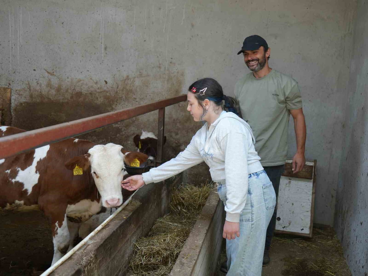 BABA VE KIZI BİRLİKTE KÖYDE ÇALIŞIYOR.