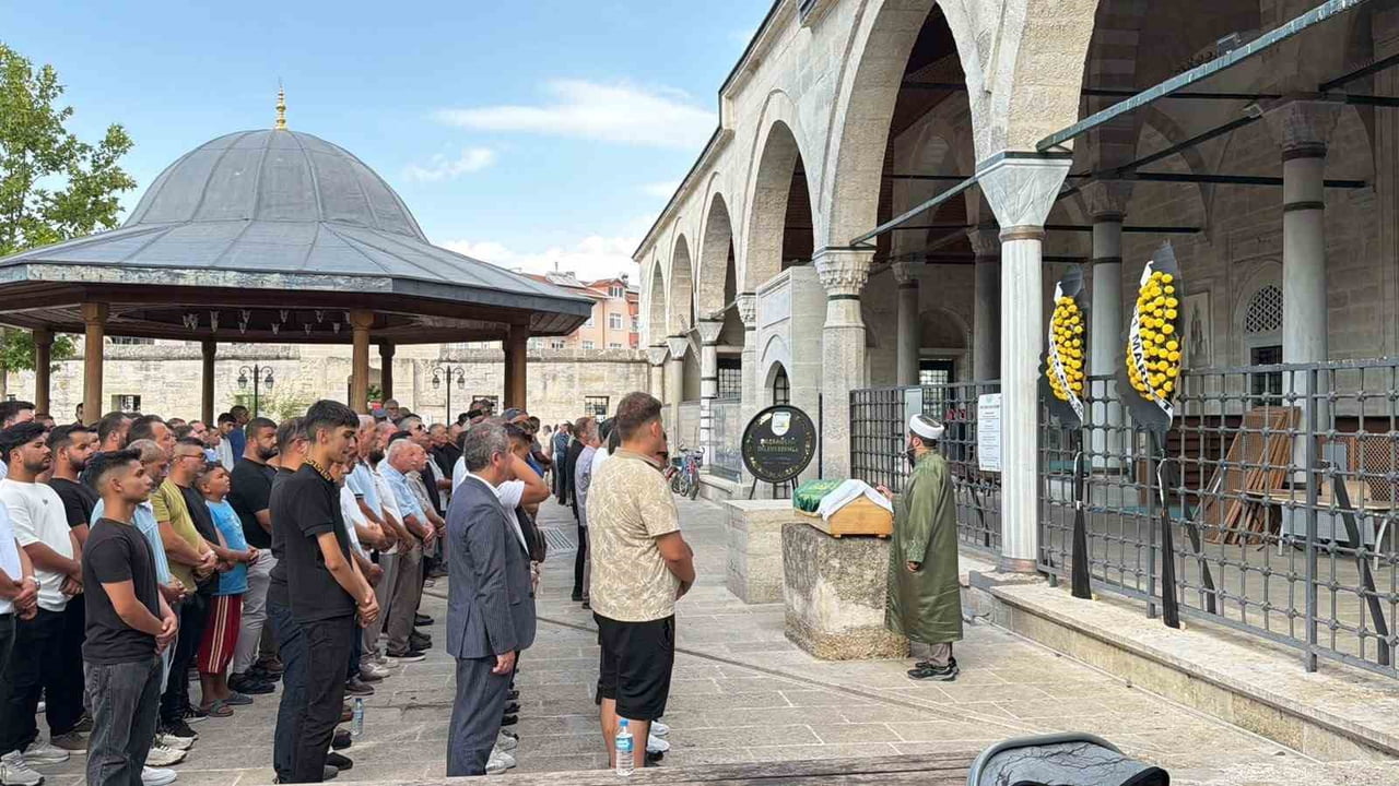 BABAESKİ’DE DEREDE BOĞULAN ÇOCUK GÖZYAŞLARIYLA SON YOLCULUĞUNA UĞURLANDI