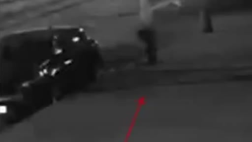Bağcılar'da işyerine silahlı saldırı kamerada: 2 şüpheli kısa sürede yakalandı