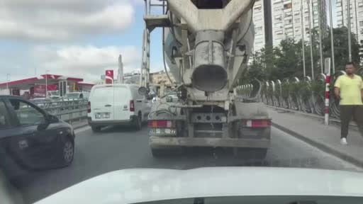 Bahçelievler’de, beton dökerek giden mikser kamerada