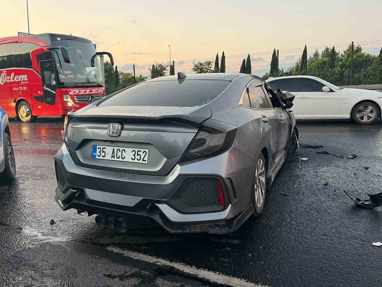 BAHÇELİEVLER E5’TE KAZAYA KARIŞAN OTOMOBİL ALEV ALEV YANDI