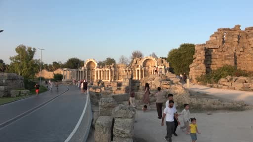 Bakan Ersoy Herakles Kapısı'ndaki yeni bulguları paylaştı: Side'de 390 metrelik anıtsal antik...