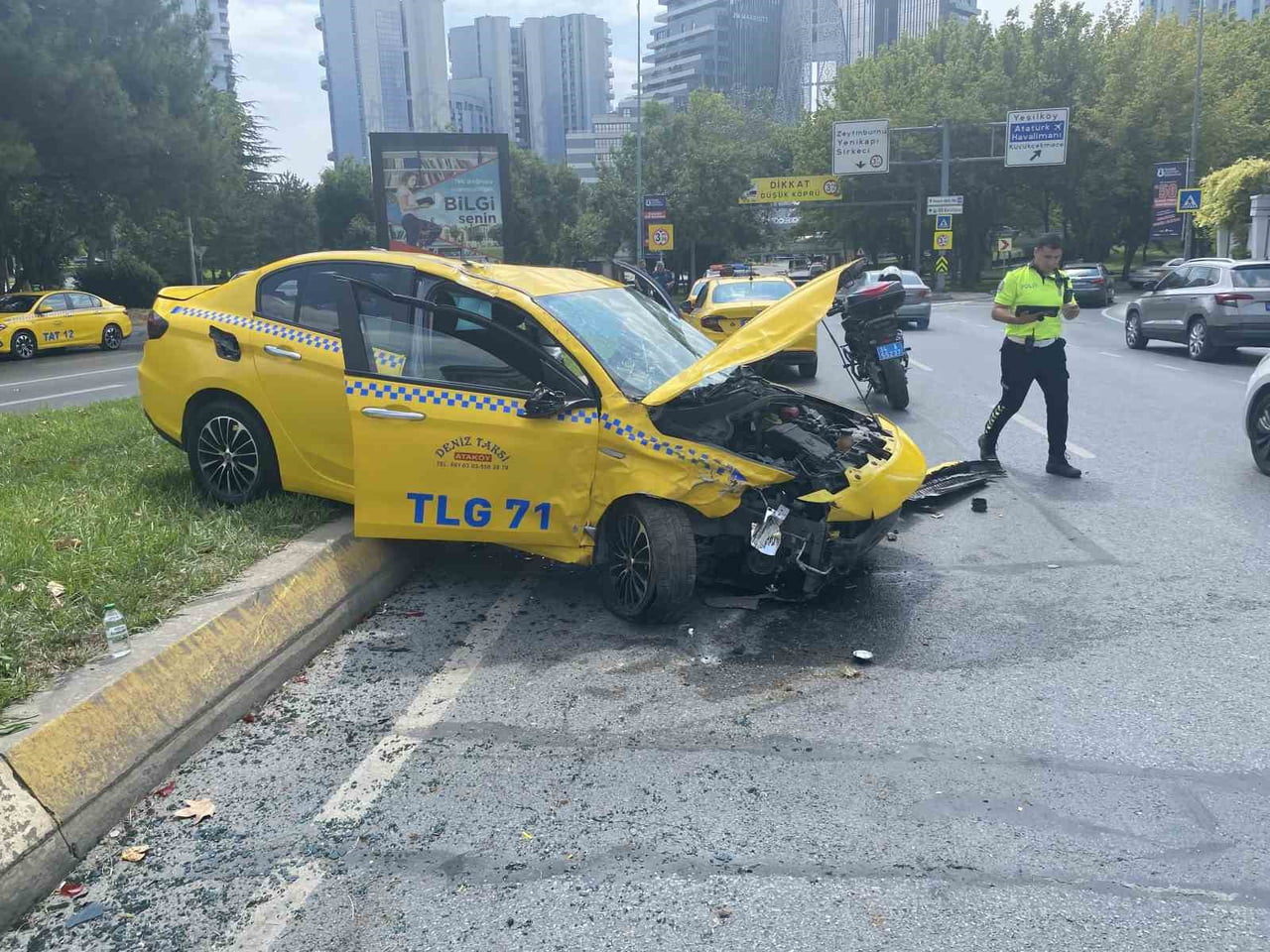 BAKIRKÖY'DE TAKSİ VE OTOMOBİLİN ÇARPIŞTIĞI KAZADA 1 KİŞİ YARALANIRKEN, KAZAYA KARIŞAN İKİ ARAÇTA...
