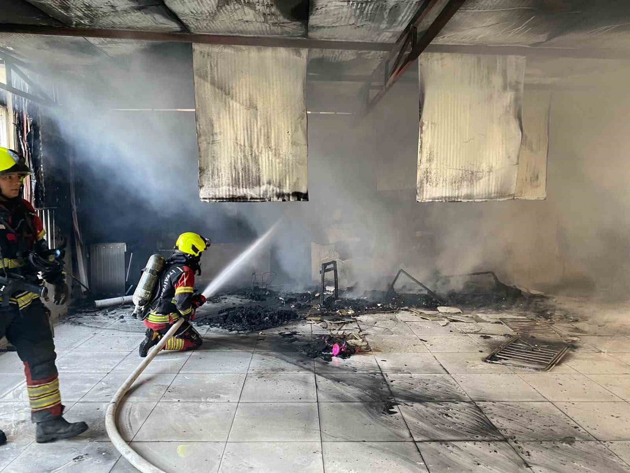 BALIKESİR'DE BALKONDA ÇIKAN YANGIN TÜM BİNAYI YAKIYORDU