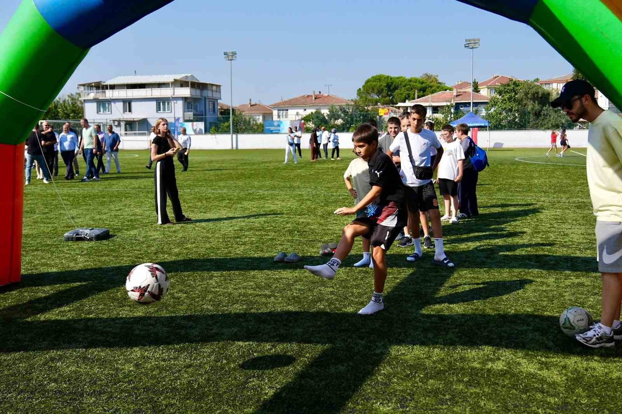 BALIKESİR'DE GENÇLİK VE SPOR FESTİVALİ COŞKUYLA GERÇEKLEŞTİ