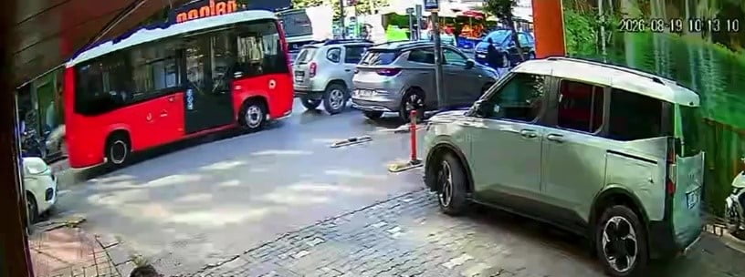 BALIKESİR'İN BANDIRMA İLÇESİNDE YAYAYA YOL VERDİĞİ ESNADA YAVAŞLAYAN ARACA ARKADAN ŞEHİR İÇİ YOLCU...