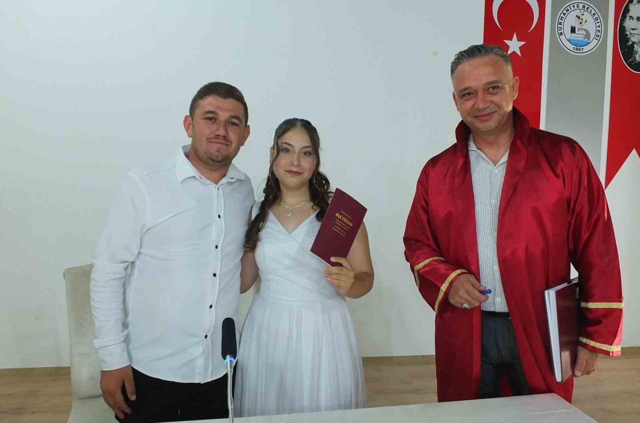 BALIKESİR'İN BURHANİYE İLÇESİNDE DÜĞÜN SEZONU DEVAM EDERKEN, AYLIK NİKAH SAYISI 100'Ü...