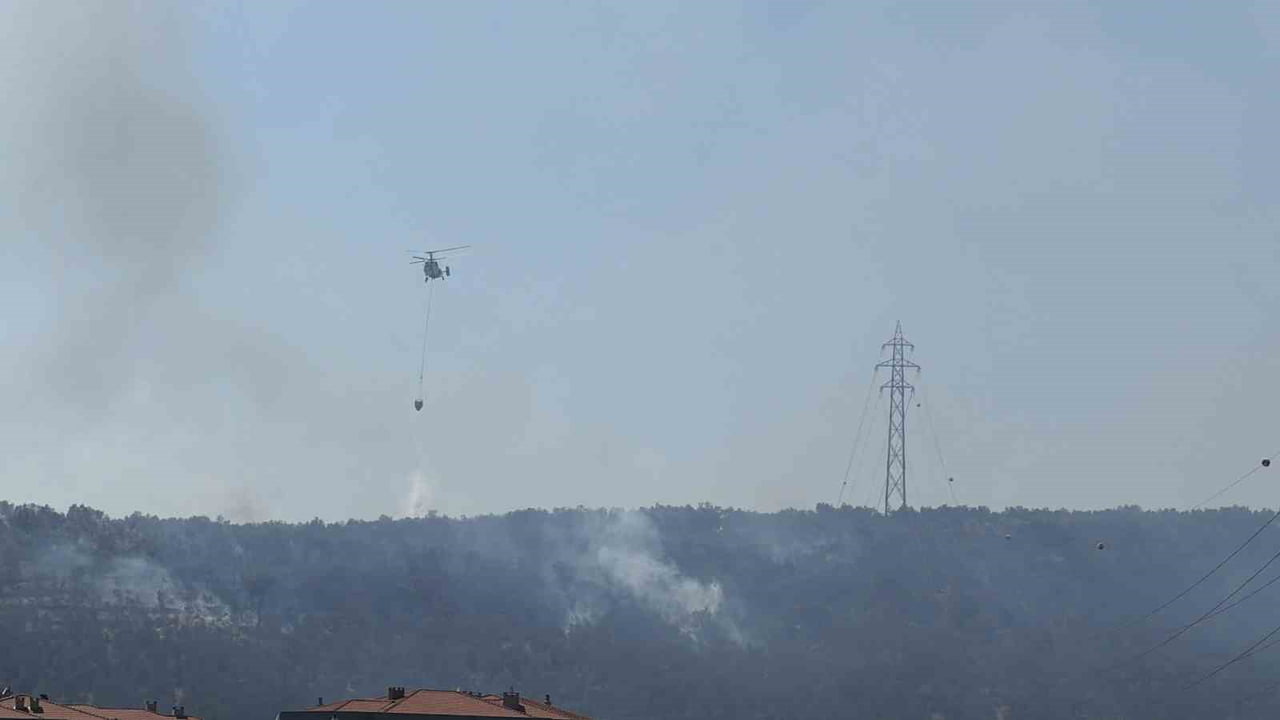BALIKESİR'İN EDREMİT İLÇESİNE BAĞLI KADIKÖY'DE KAZDAĞLARI'NIN ETEKLERİNDE ÇIKAN YANGIN YAPILAN...