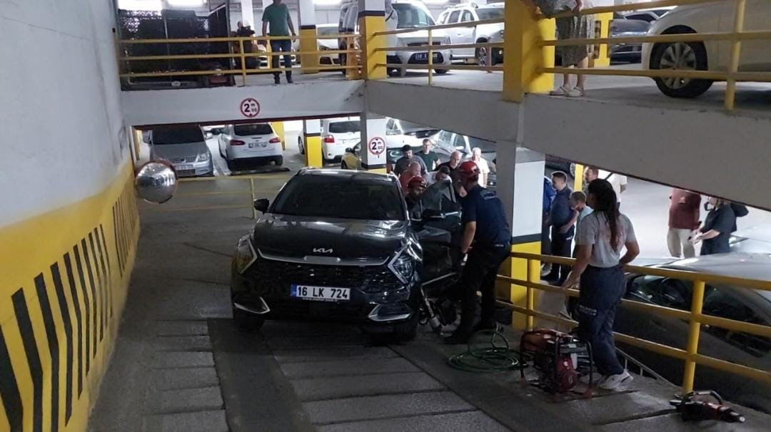 BALIKESİR'İN KARESİ İLÇESİNDE YERALTI OTOPARKINDAN ÇIKIŞ YAPAN OTOMOBİLİN ÇARPTIĞI 27 YAŞINDAKİ...