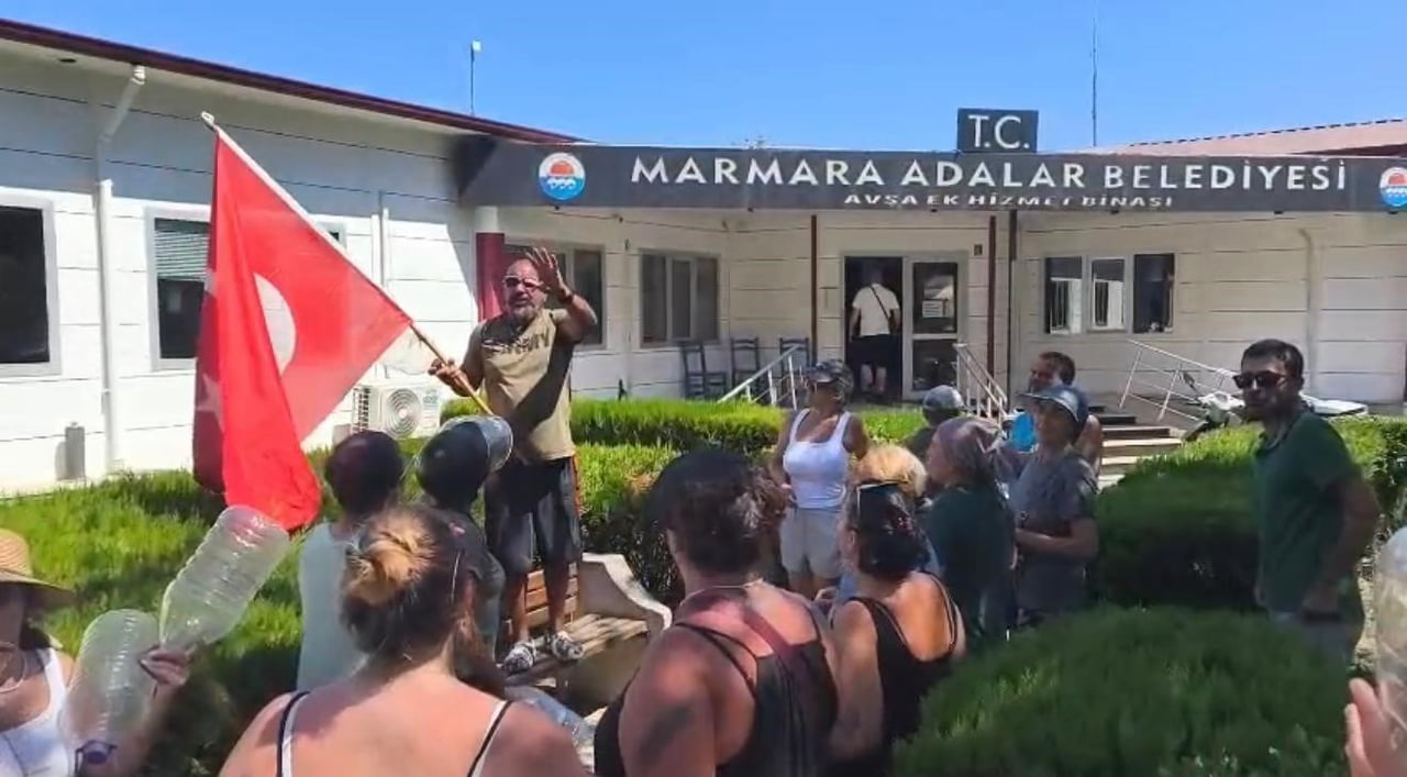 BALIKESİR'İN MARMARA İLÇESİNE BAĞLI AVŞA ADASI'NDA UZUN SÜREDİR YAŞANAN SU SIKINTISI VATANDAŞLARI...