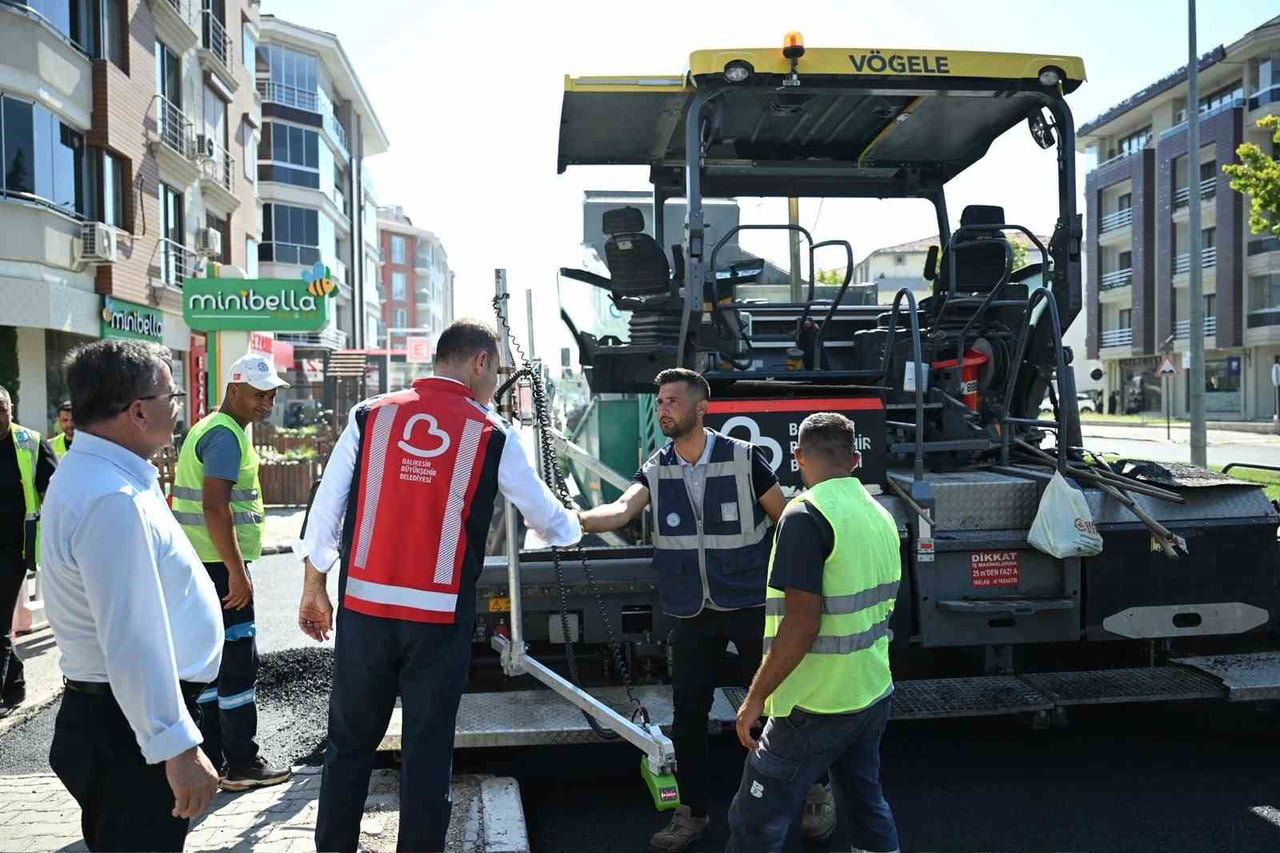 BALIKESİR BÜYÜKŞEHİR BELEDİYE BAŞKANI AHMET AKIN’IN 20 İLÇEDE EŞ ZAMANLI BAŞLATTIĞI ASFALT...