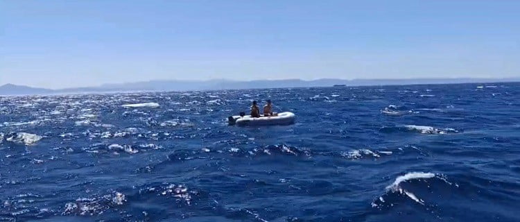 BALIKESİR’İN AYVALIK İLÇESİ AÇIKLARINDA OLUMSUZ HAVA ŞARTLARI NEDENİYLE SÜRÜKLENEN LASTİK BOTTAKİ...