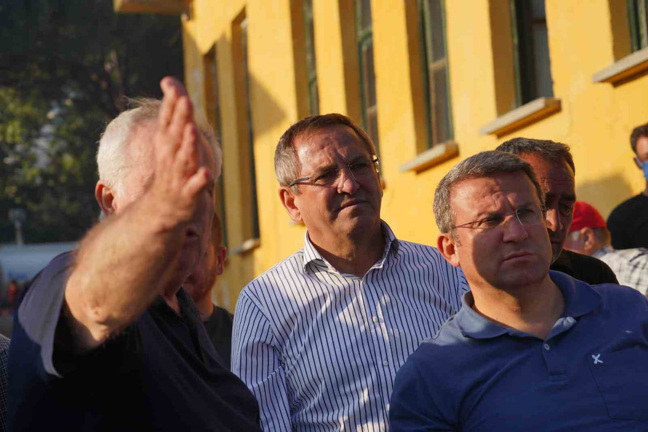 BALIKESİR’İN AYVALIK İLÇESİNDE GÜNLERDİR ETKİSİNİ SÜRDÜREN ORMAN YANGINLARININ ARDINDAN BELEDİYE...