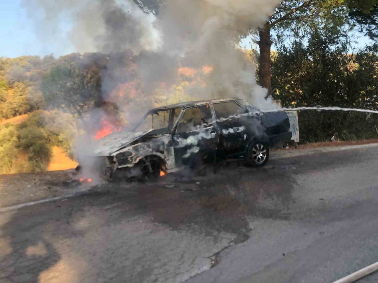 BALIKESİR’İN EDREMİT İLÇESİNDE TAHTAKUŞLAR MAHALLESİ KÖY İÇİ YOLU ÜZERİNDE ÇIKAN ARAÇ YANGINI...