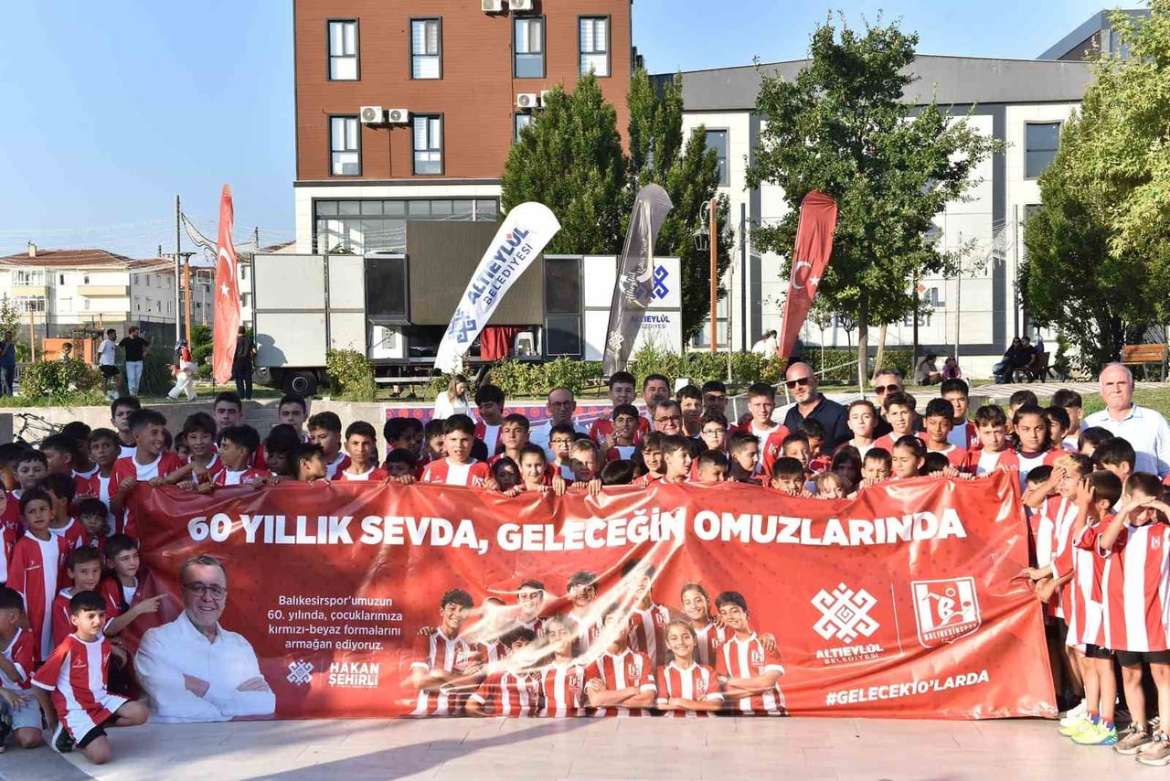 BALIKESİRSPOR’DA HAYATA GEÇİRİLEN 100 BİN FORMA KAMPANYASI, ALTIEYLÜL’DE MİNİK SPORCULARIN YÜZÜNÜ...
