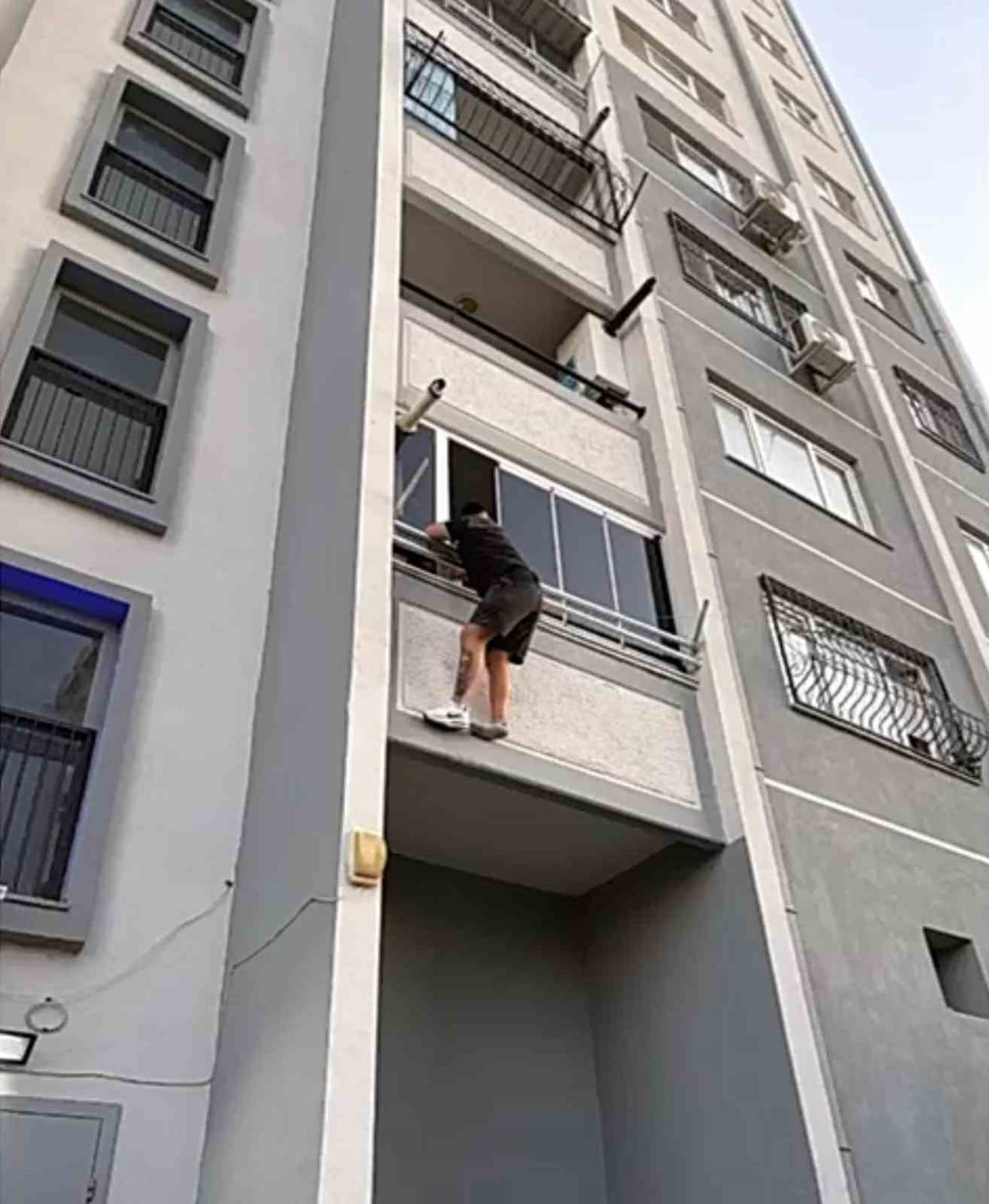 BALKONDAN SARKTIĞI SIRADA YAKAYI ELE VEREN ŞAHIS, ADLİ MAKAMLARA SEVK EDİLDİ.