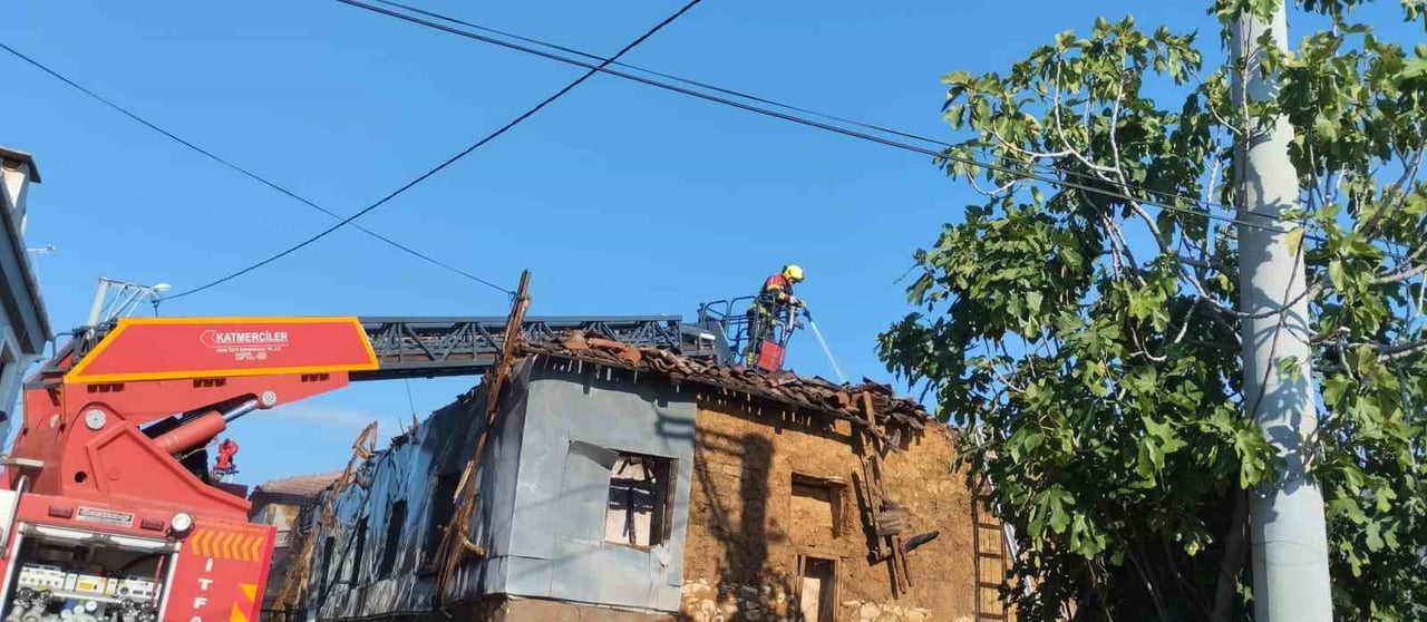 BANDIRMA'DA MÜSTAKİL EV YANGINI, EV KULLANILAMAZ HALE GELDİ