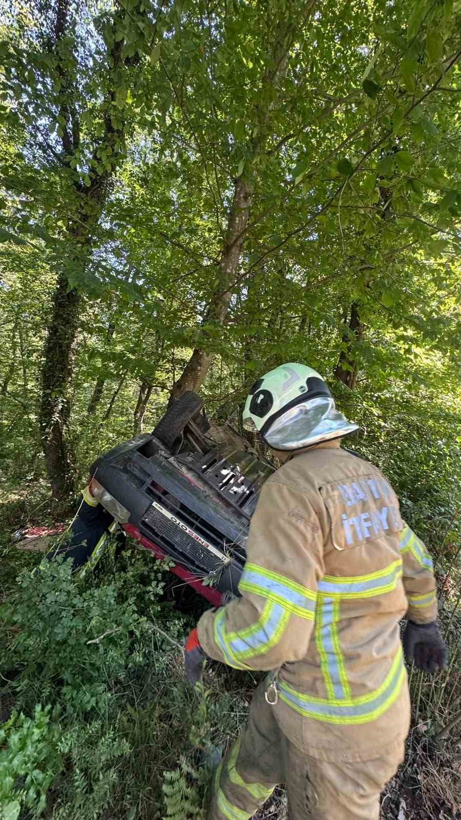 BARTIN'DA, KONTROLDEN ÇIKAN BİR OTOMOBİL, ORMANLIK ALANDAKİ AĞACA ÇARPTI. FECİ KAZADA, 3 KİŞİ...