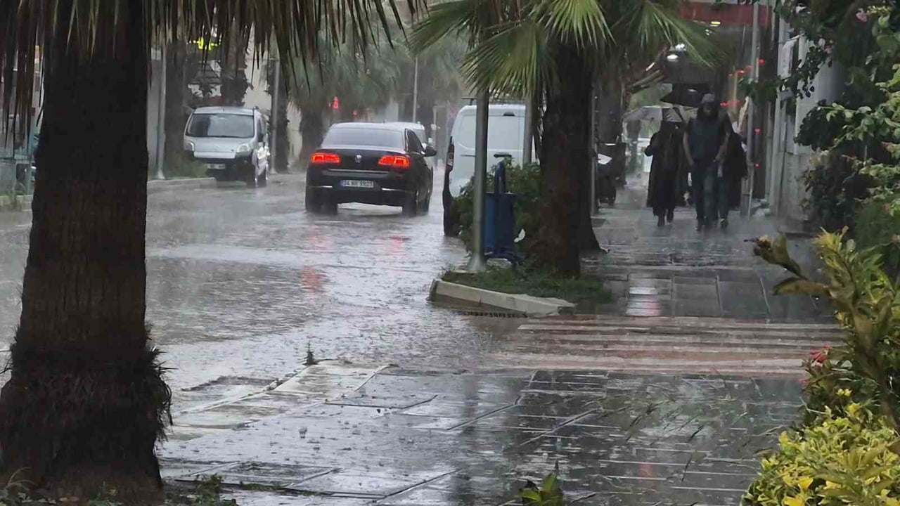 BARTIN'DA SAĞANAK HAYATI OLUMSUZ ETKİLEDİ
