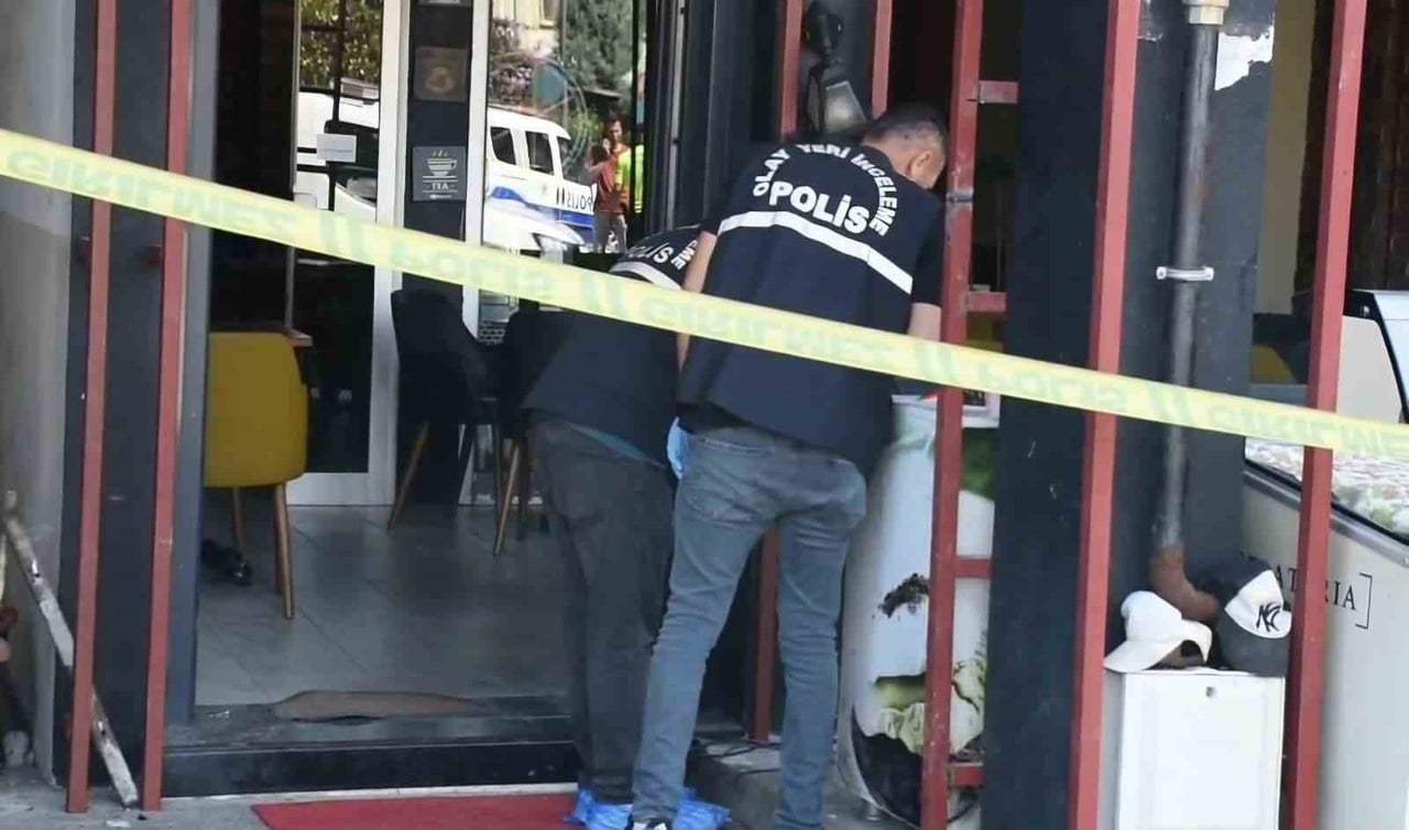 BARTIN'IN ULUS İLÇESİNDE DIŞ CEPHE KAPLAMASI YAPAN BİR USTA, MATKAPLA DUVARI DELERKEN ELEKTRİK...