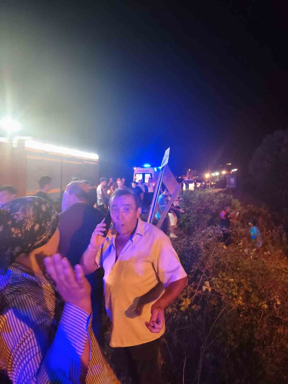 BARTIN AKMANLAR RAMPASI MEVKİİNDE MEYDANA GELEN TRAFİK KAZASINDA YOLCU MİNİBÜSÜ İLE OTOMOBİL...