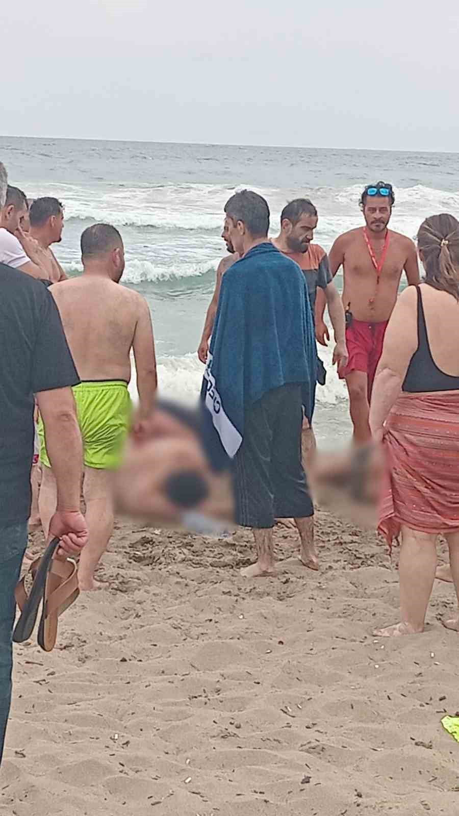 BARTIN’IN GÖZDE TATİL MERKEZLERİNDEN İNKUMU’NDA ŞİDDETLİ DALGALAR NEDENİYLE DENİZE GİRMENİN...