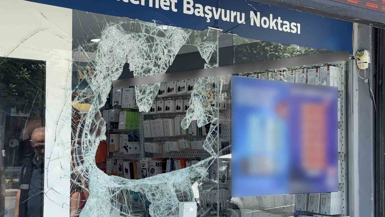 BAŞAKŞEHİR'DE BİR TELEFONCU DÜKKANINA GELEN YÜZLERİ MASKELİ 2 ŞÜPHELİ, CADDE ÜZERİNDEKİ BİR...