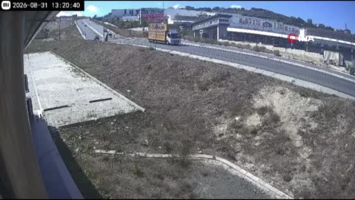 Başakşehir'de yokuştan inen kamyonet, 4 araca çarptı... Dehşet anları kamerada