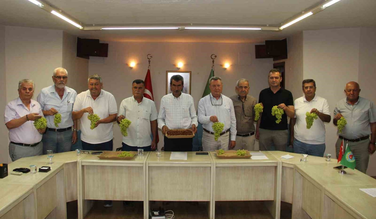 BASIN AÇIKLAMASINA ŞEHZADELER ZİRAAT ODASI BAŞKANI HÜSEYİN ALTINDAĞ’IN (SOLDAN 5.) YANI SIRA...
