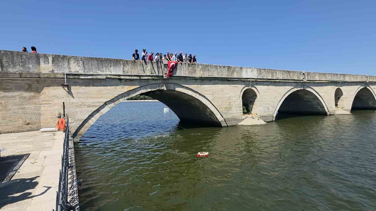 BASIN AÇIKLAMASININ ARDINDAN KATILIMCILAR, PORAJMOS'TA YAŞAMINI YİTİREN ROMANLARIN ANISINA MERİÇ...