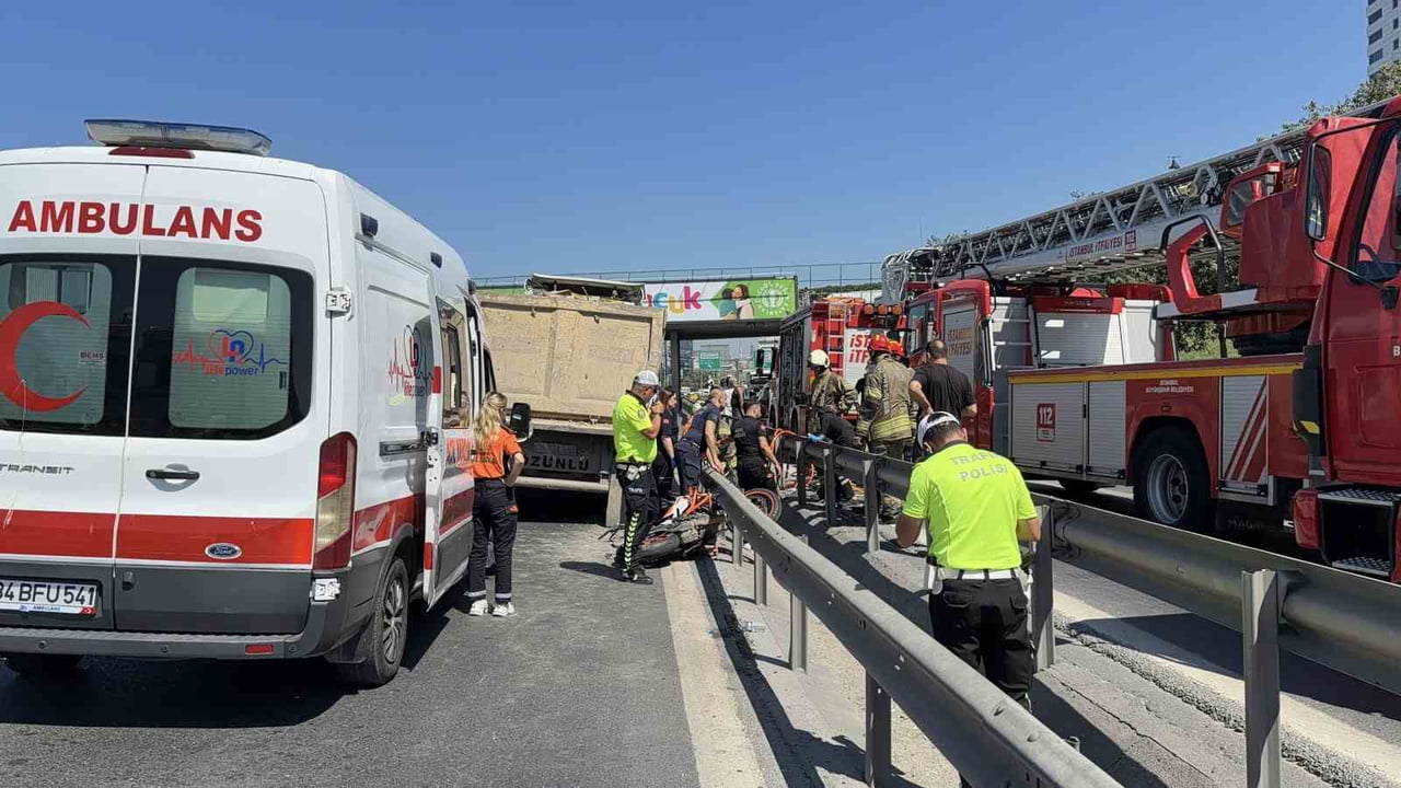 BASIN EKSPRES YOLUNDA MOTOSİKLET SÜRÜCÜSÜ, HAFRİYAT KAMYONUNUN ALTINDA KALDI. KAMYON ALTINDA...