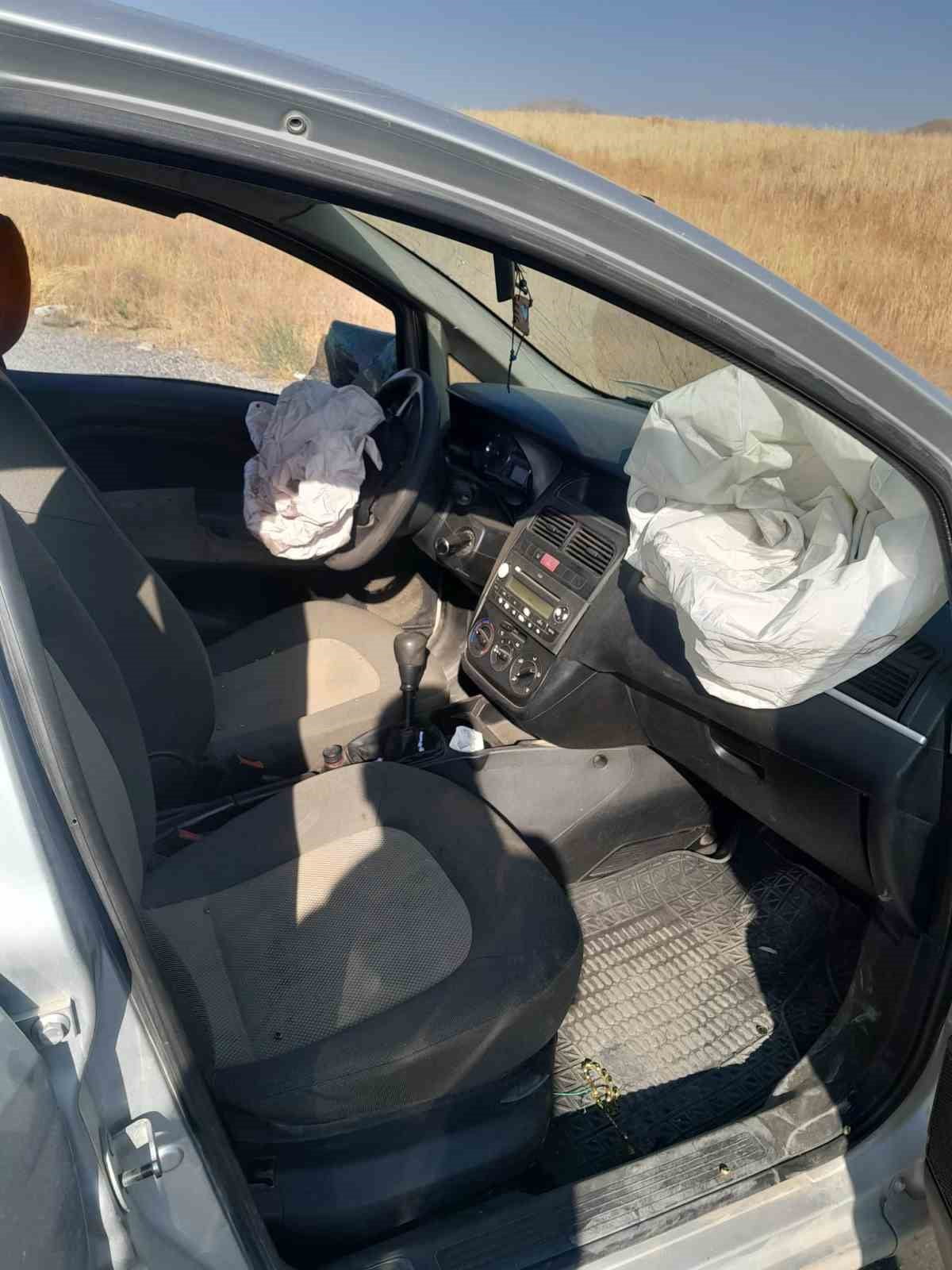 BAŞKALE İLÇESİNDE İKİ OTOMOBİLİN ÇARPIŞMASI SONUCU MEYDANA GELEN TRAFİK KAZASINDA 7 KİŞİ...