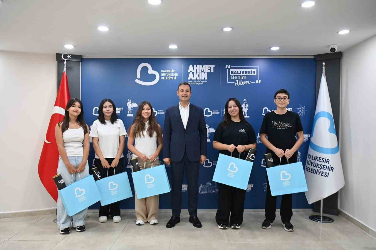 BAŞKAN AHMET AKIN, LGS BİRİNCİLERİNİ MAKAMINDA AĞIRLADI